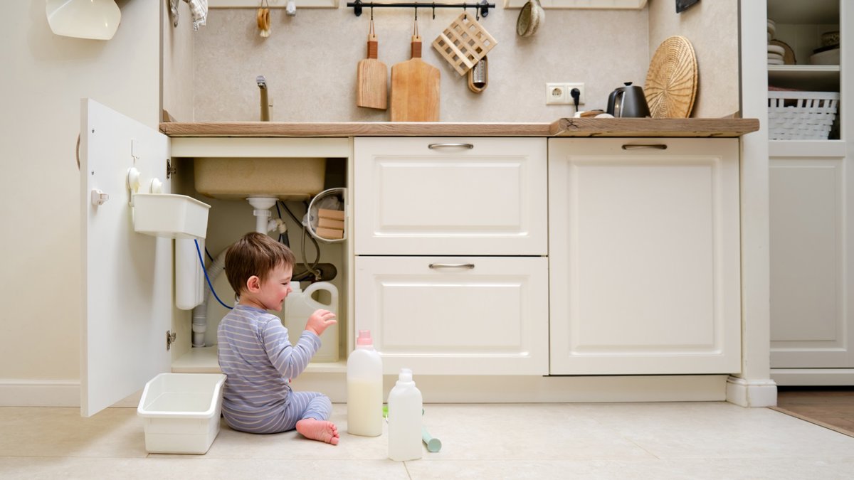 Ni lait ni remèdes maison : que faire si un enfant ingère un médicament ou un produit toxique