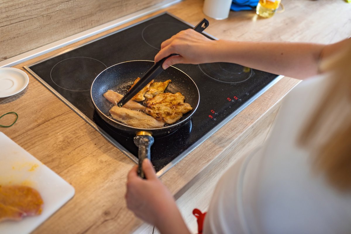 Cette pratique avant la cuisson du poulet peut provoquer une infection gastrique