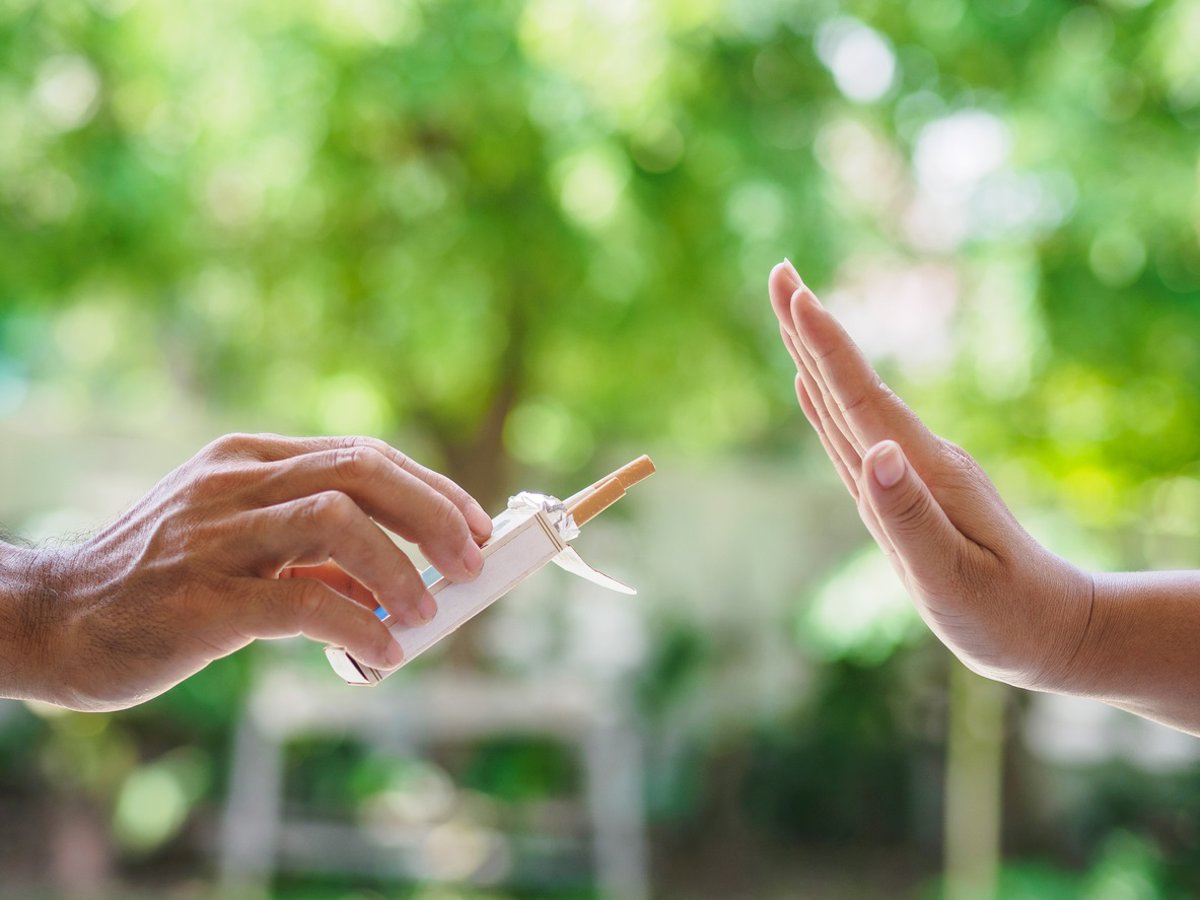 Le tabac a causé la mort de 1,6 million de non-fumeurs en 2023, malgré une diminution de 22 % des fumeurs passifs par rapport à 1990