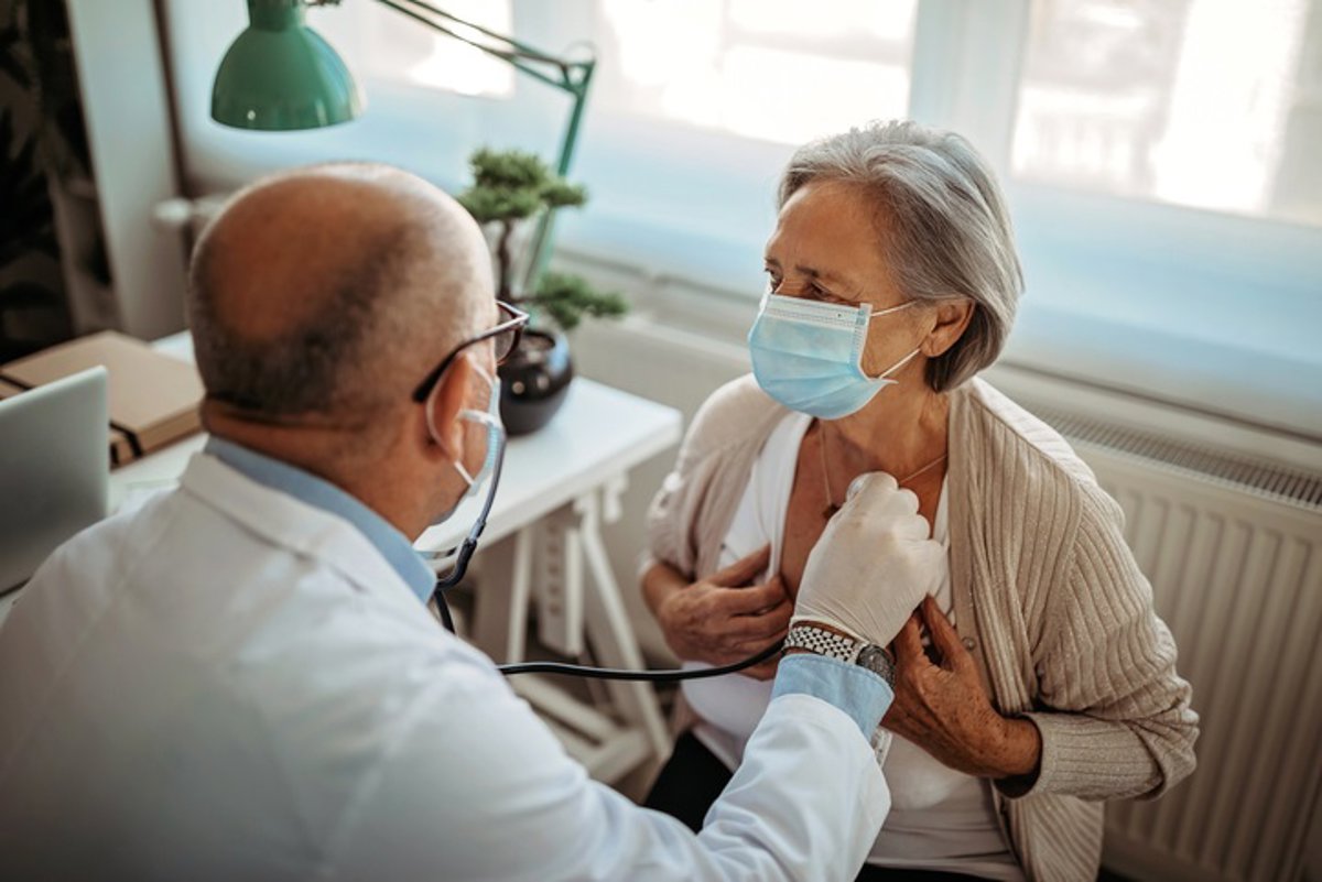 Une revue de plus de 1 100 études révèle des différences dans les soins médicaux entre les hommes et les femmes